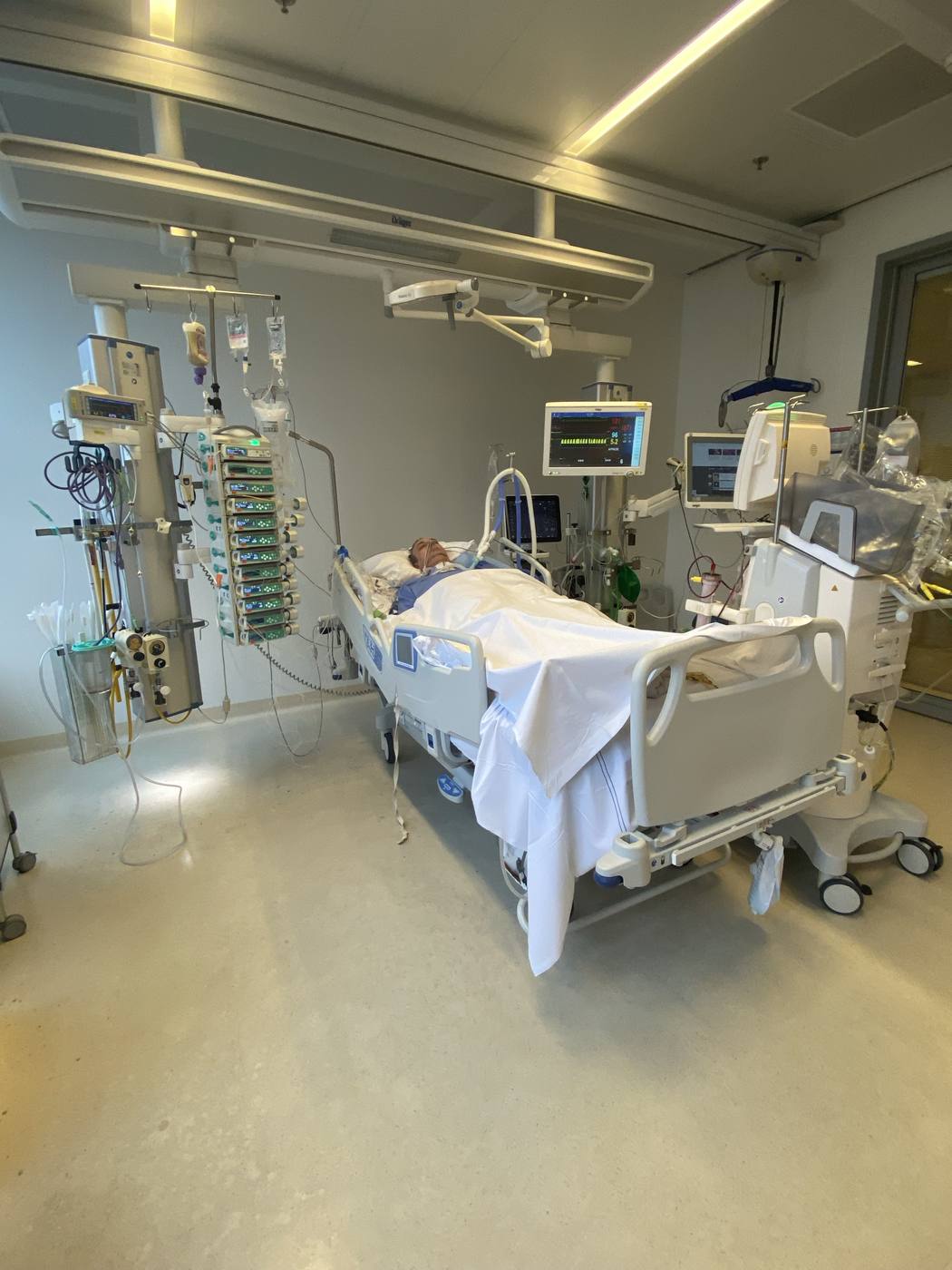 Een intensive-care-box met bed, monitoren en apparatuur