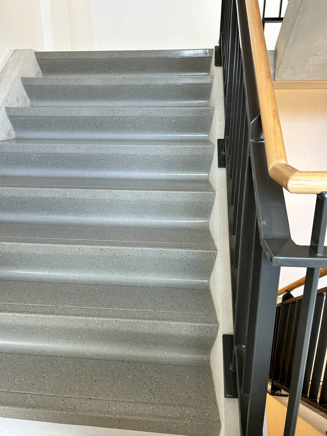 Een rollator boven aan een trap in het revalidatiecentrum